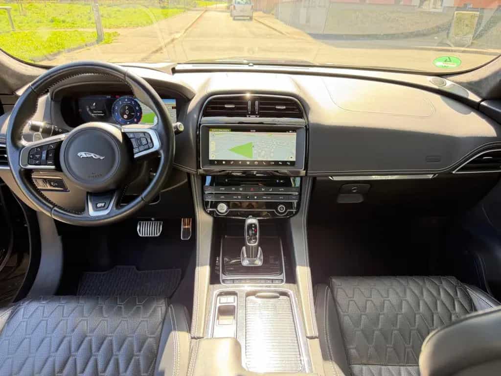 Jaguar F-Pace SVR V8 HUD PANO LEDER 22ZOLL AHK SCHALE 06/2019-photo-8
