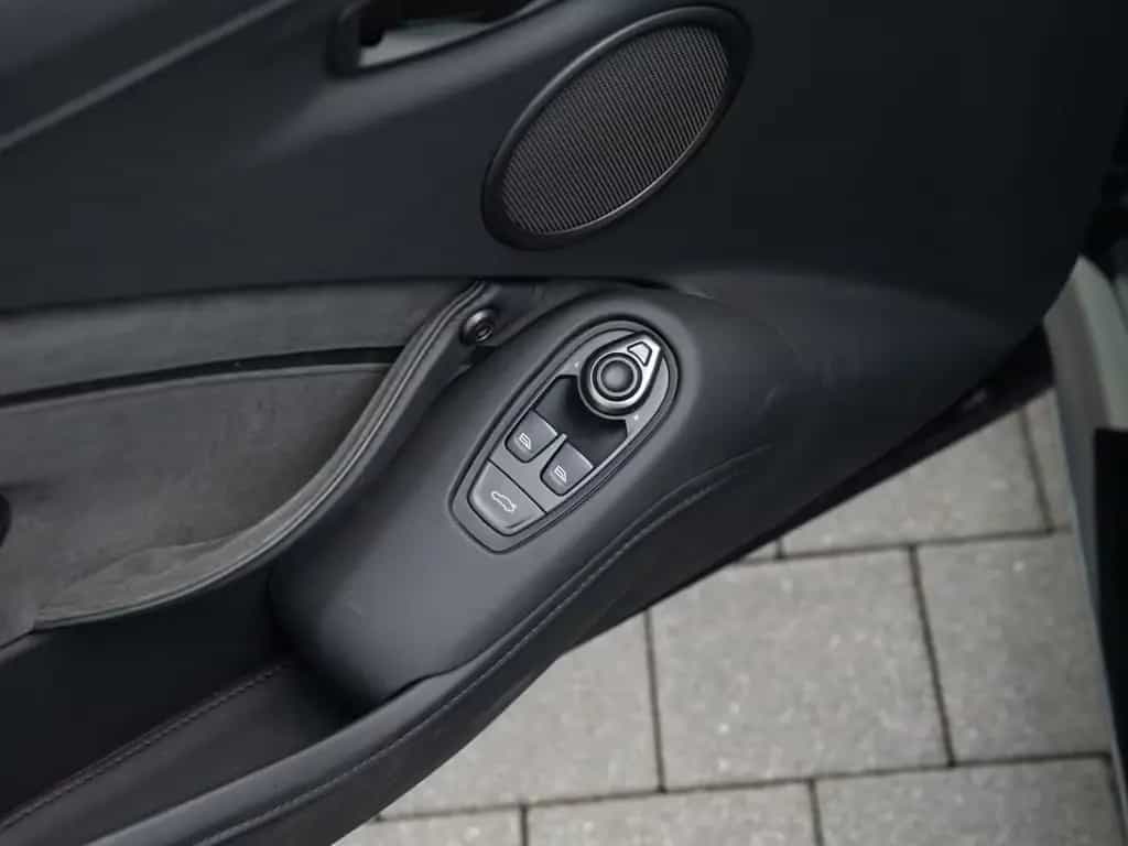 Aston Martin V8 Vantage F1 Edition 12/2022-photo-28