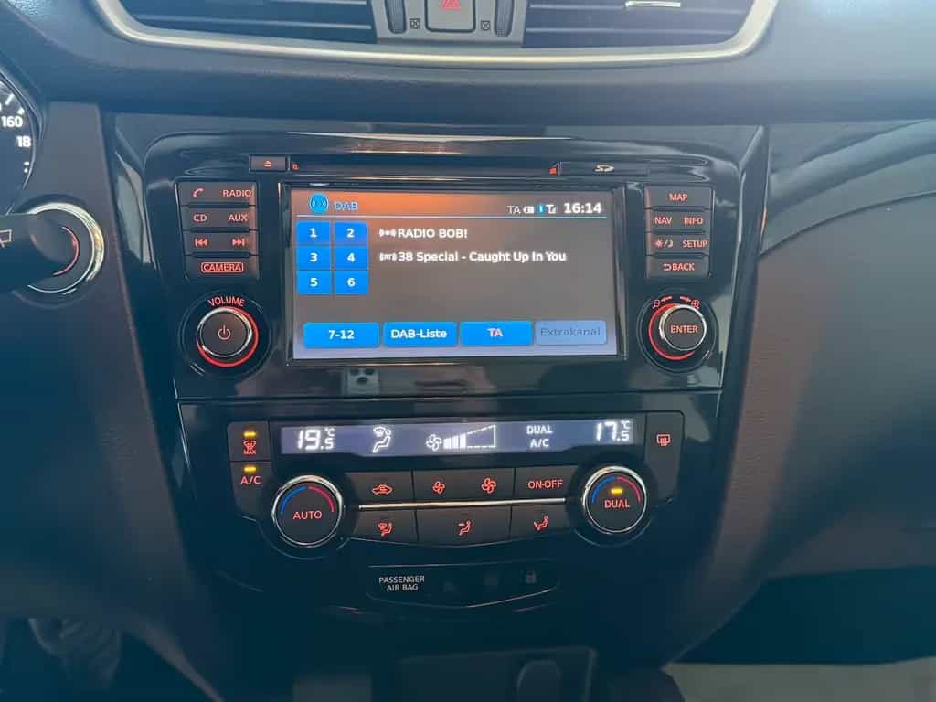 Nissan Qashqai 90 Tkm*360°Kamera*Navi* 01/2016-photo-19