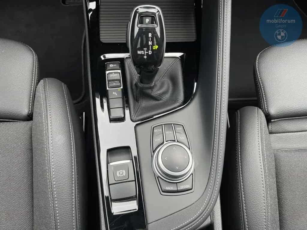 BMW X1 sDrive18d Sport Line AHK Panorama HUD 19 Zoll 07/2020-photo-8