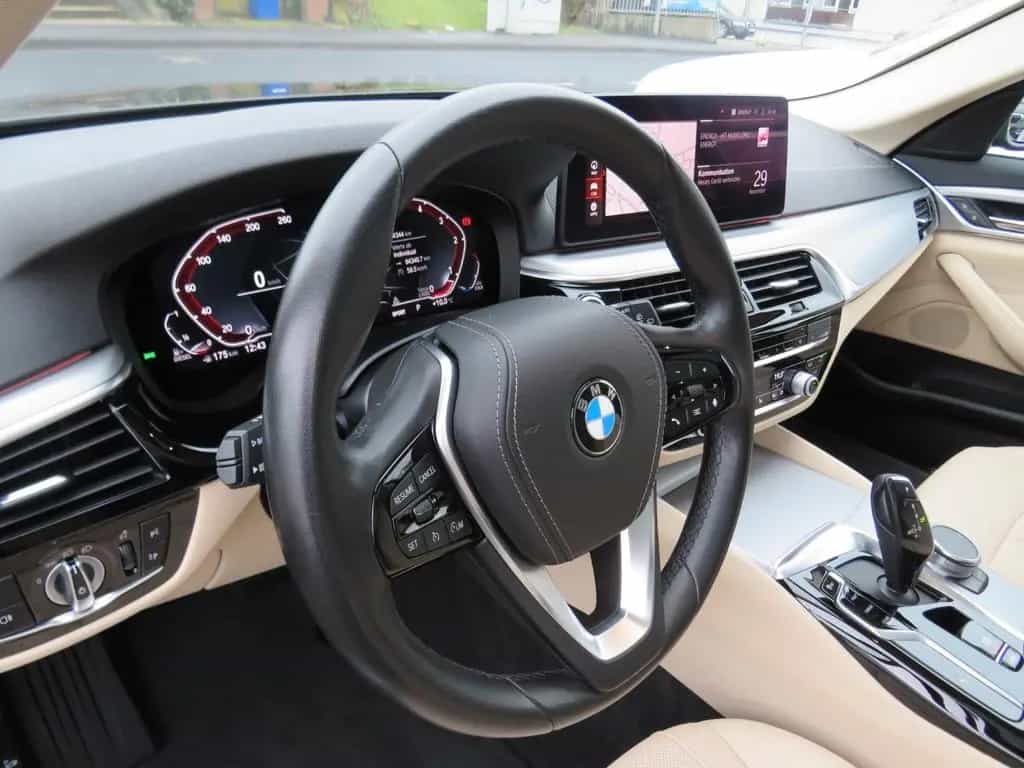 BMW 5 Series touring *1.HAND PANO *AHK *KAMERA 12/2020-photo-10