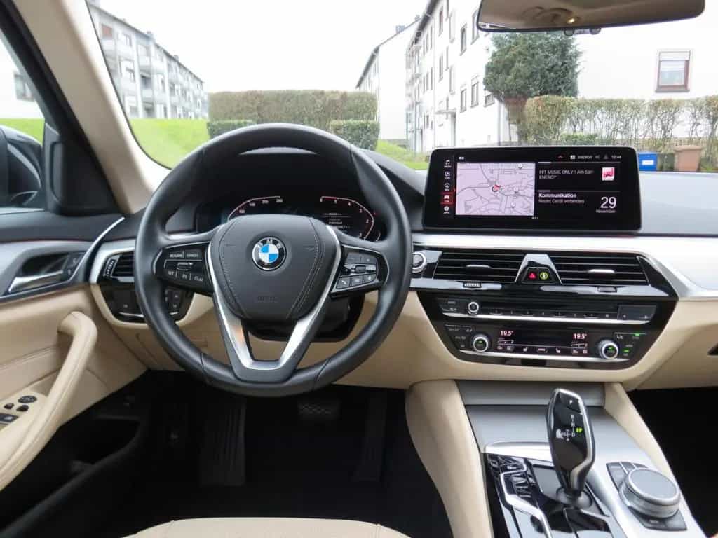 BMW 5 Series touring *1.HAND PANO *AHK *KAMERA 12/2020-photo-11