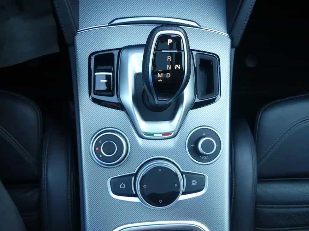 Alfa Romeo Stelvio VELOCE 2.0 TURBO Q4 PANO KAMERA XENON AL 12/2021-photo-23