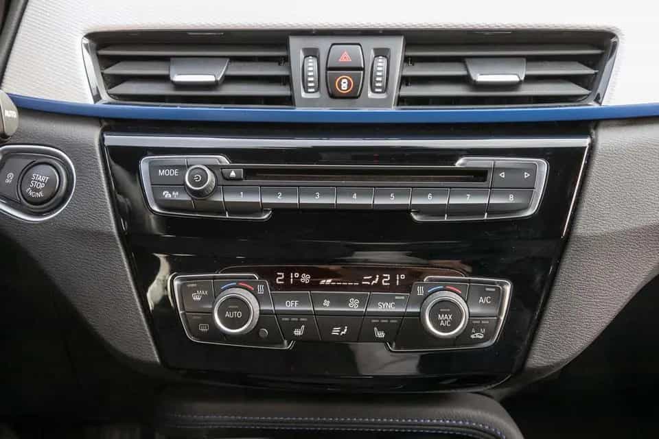 BMW X1 xDrive20i M Sportpaket AHK Navi PDC LED Klima 03/2018-photo-13
