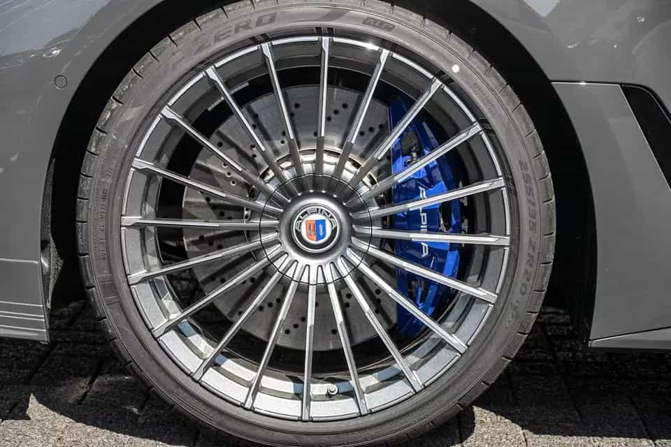 ALPINA B4 3.0 Biturbo Allrad Leder HUD har/kar Glasdach 12/2024-photo-4