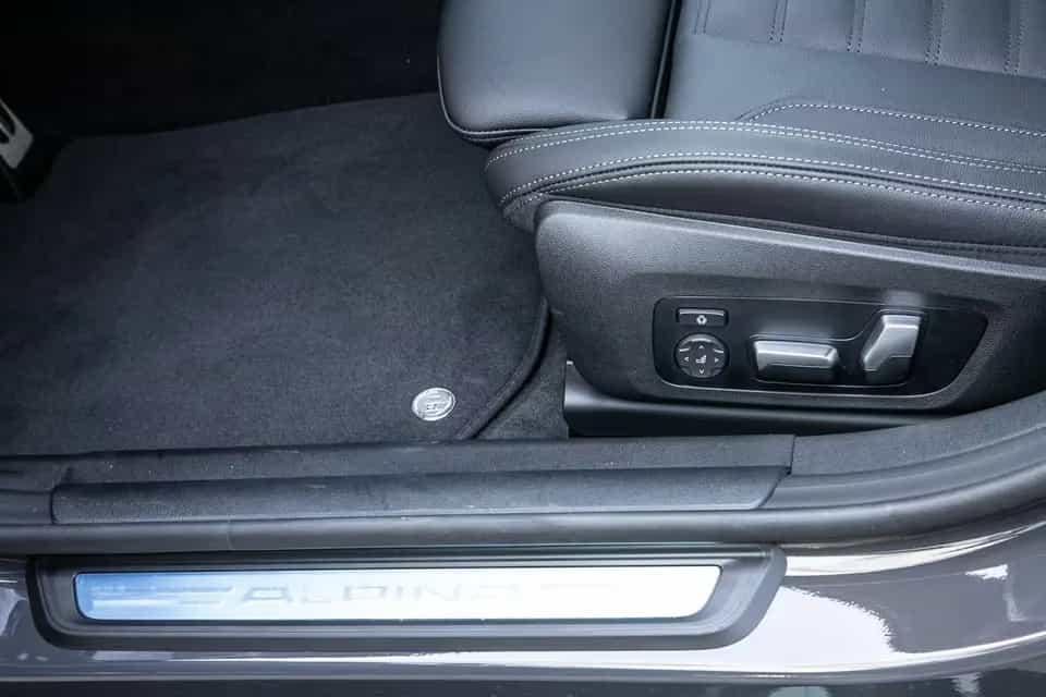 ALPINA B4 3.0 Biturbo Allrad Leder HUD har/kar Glasdach 12/2024-photo-9