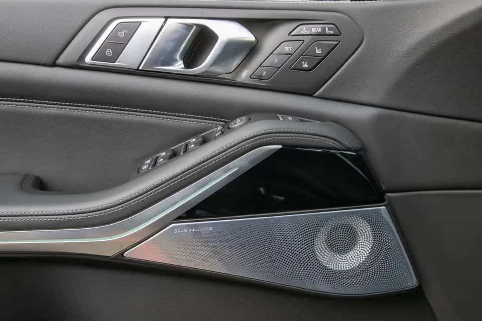 ALPINA XB7 4.4 Manufaktur Allrad HUD AHK Pano 360 B&W null-photo-11