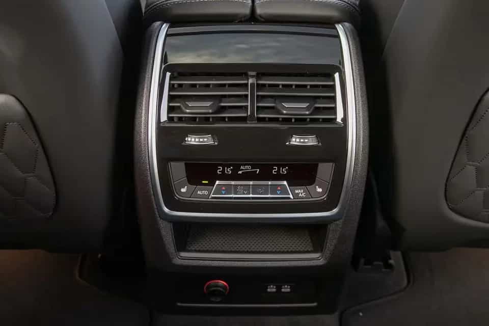 ALPINA XB7 4.4 Manufaktur Allrad HUD AHK Pano 360 B&W null-photo-13