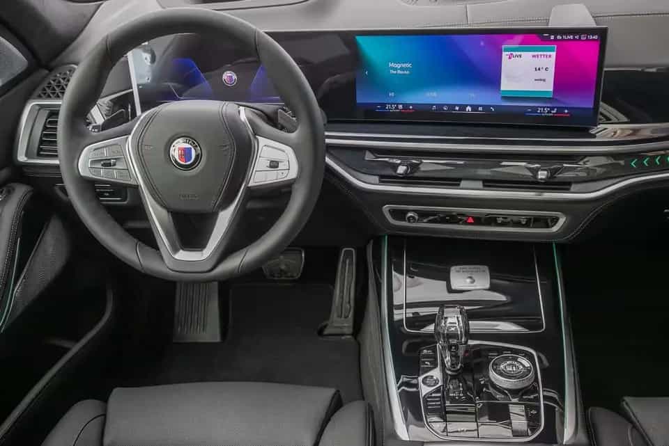 ALPINA XB7 4.4 Manufaktur Allrad HUD AHK Pano 360 B&W null-photo-16