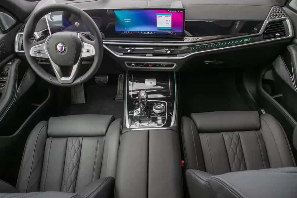 ALPINA XB7 4.4 Manufaktur Allrad HUD AHK Pano 360 B&W null-photo-3