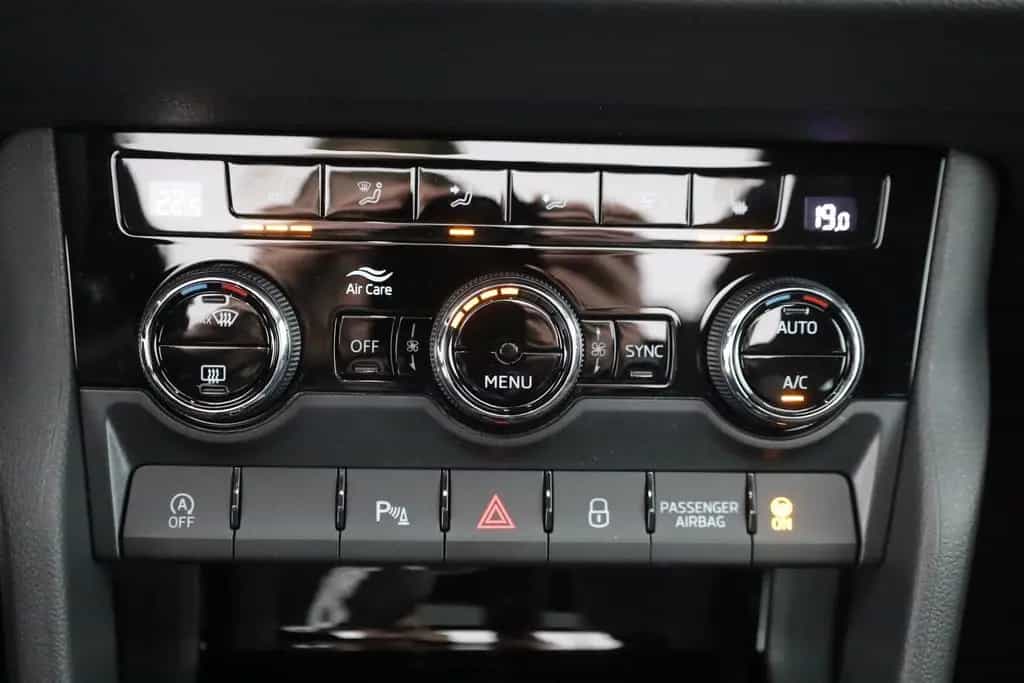 Skoda Karoq Sportline 1.5 TSI DSG Matrix ACC AHK Pano 03/2026-photo-11