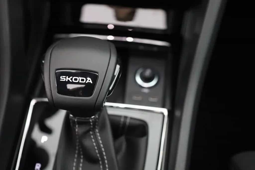 Skoda Karoq Sportline 1.5 TSI DSG Matrix ACC AHK Pano 03/2026-photo-12