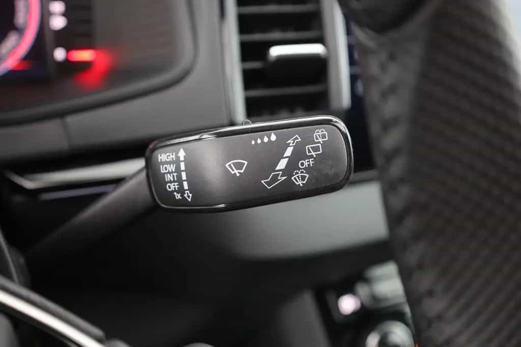 Skoda Karoq Sportline 1.5 TSI DSG Matrix ACC AHK Pano 03/2026-photo-18