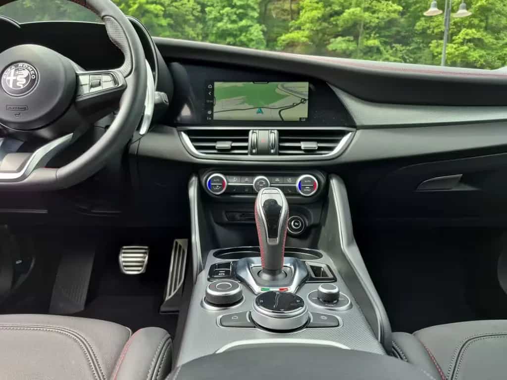 Alfa Romeo Giulia Competizione Q4 LED Leder Navi Rückfahrka 09/2023-photo-10