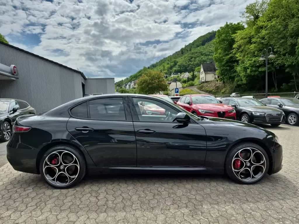 Alfa Romeo Giulia Competizione Q4 LED Leder Navi Rückfahrka 09/2023-photo-3