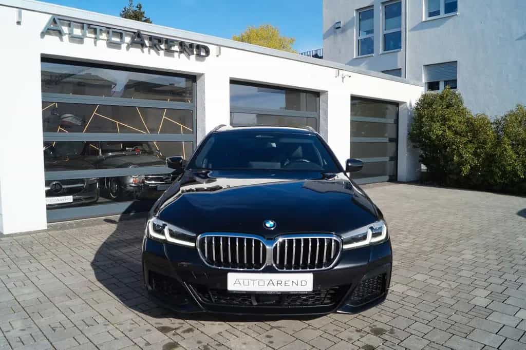 BMW 5 Series 520d xDrive M Sport *Driving Assist, Keyless* 11/2022-photo-1