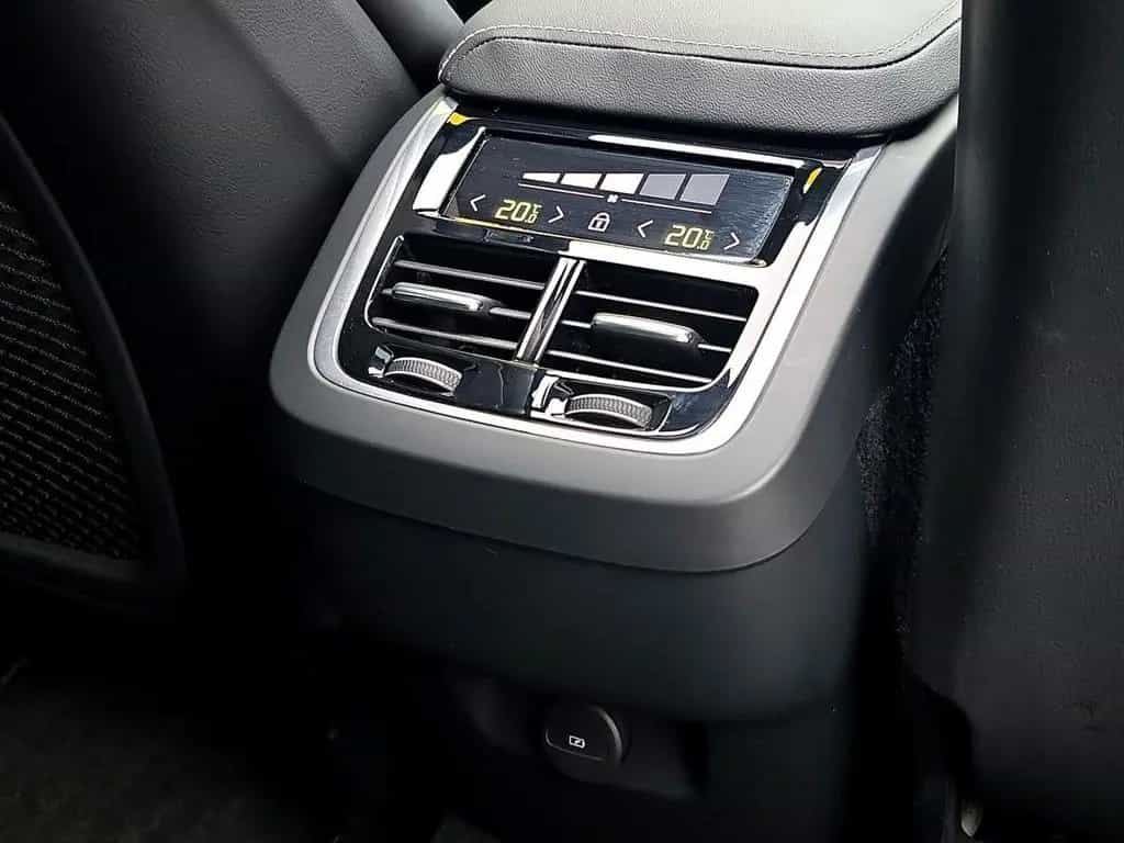 Volvo XC60 B4 R-Design STNDHZ PANO AHK H&K 360° H-UP N 01/2021-photo-10
