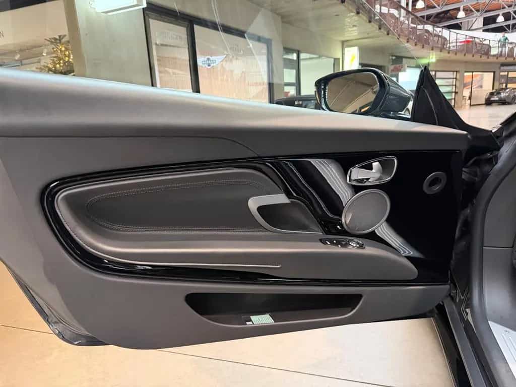 Aston Martin DB11 5.2 V12 07/2017-photo-10
