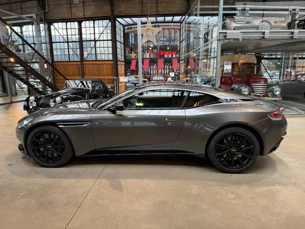 Aston Martin DB11 5.2 V12 07/2017-photo-12