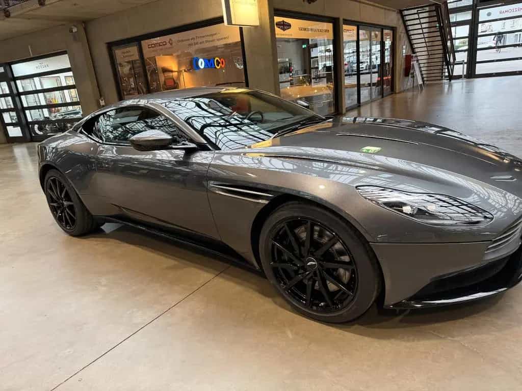 Aston Martin DB11 5.2 V12 07/2017-photo-17