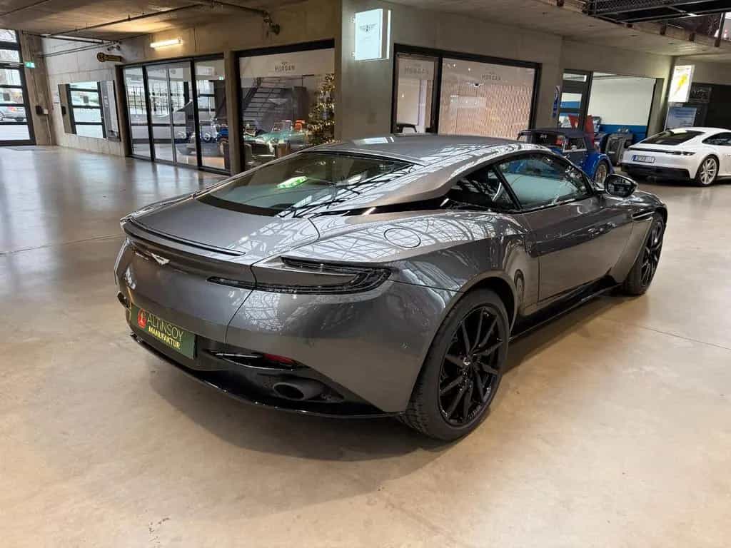 Aston Martin DB11 5.2 V12 07/2017-photo-2