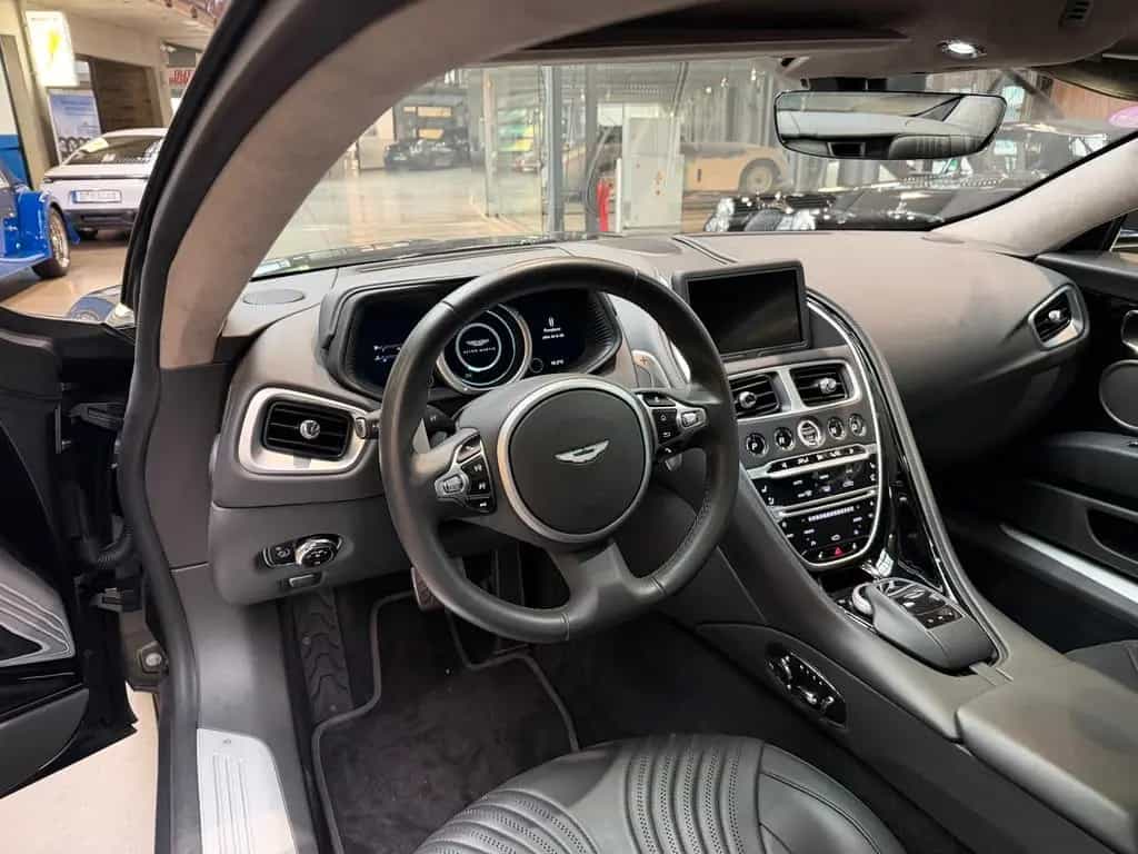 Aston Martin DB11 5.2 V12 07/2017-photo-8