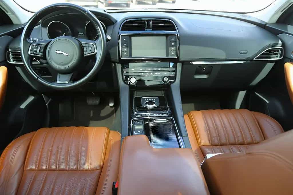 Jaguar F-Pace 20d Portfolio Navi Panorama HUD Kamera 01/2018-photo-15