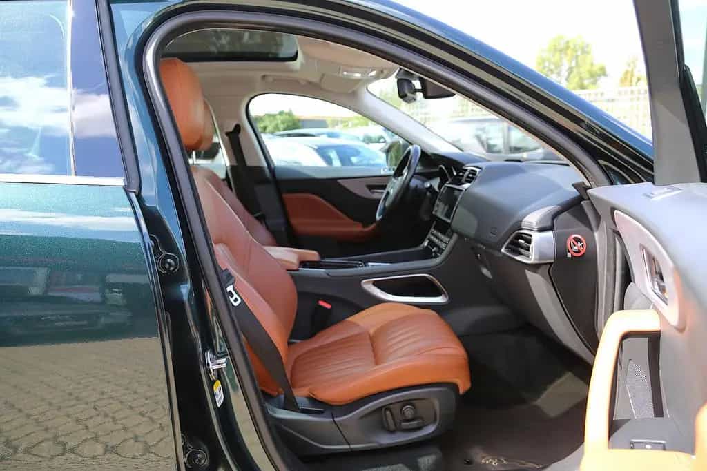 Jaguar F-Pace 20d Portfolio Navi Panorama HUD Kamera 01/2018-photo-16