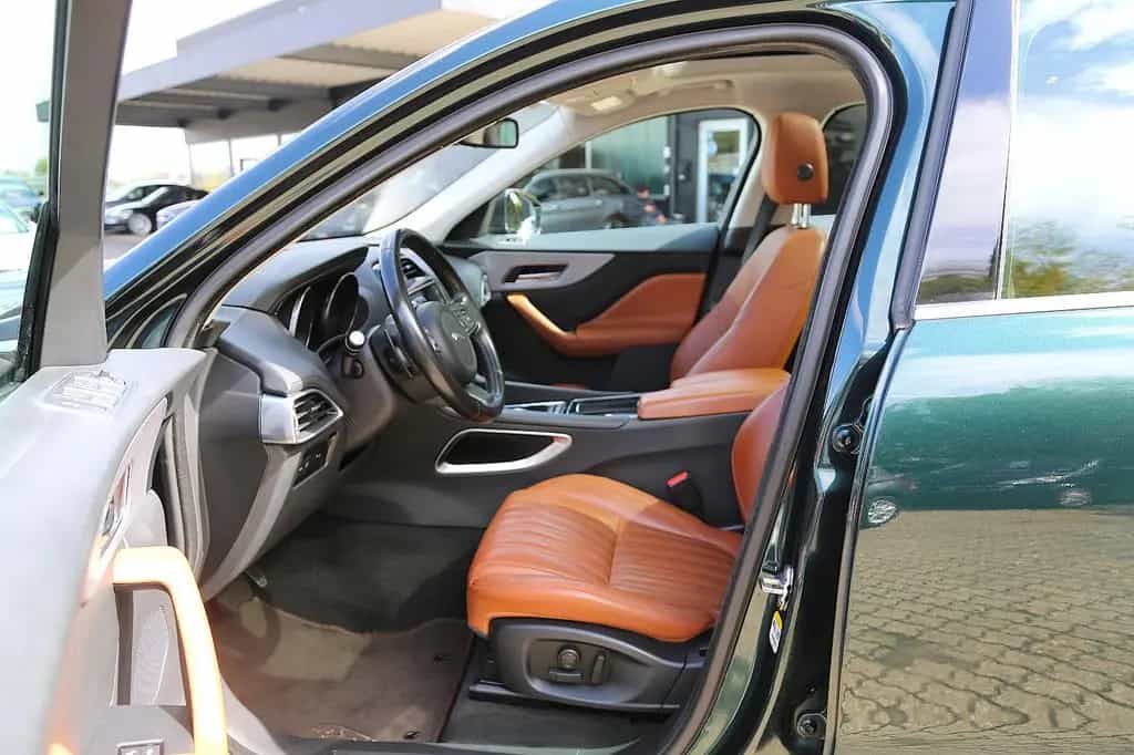 Jaguar F-Pace 20d Portfolio Navi Panorama HUD Kamera 01/2018-photo-17