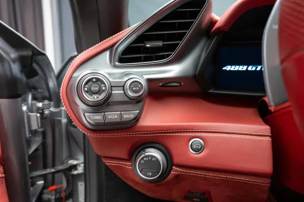 Ferrari 488 GTB LIFT JBL Camera Daytona Seats 05/2018-photo-12