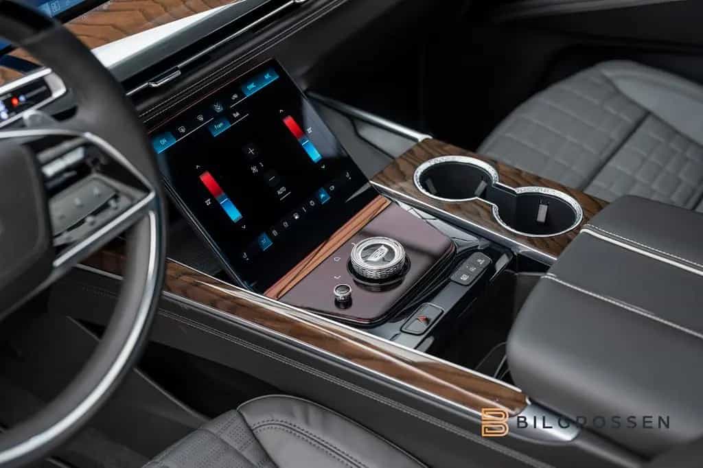 Cadillac Escalade Platinum Sport Exclusive Seats 24" MY26 null-photo-26