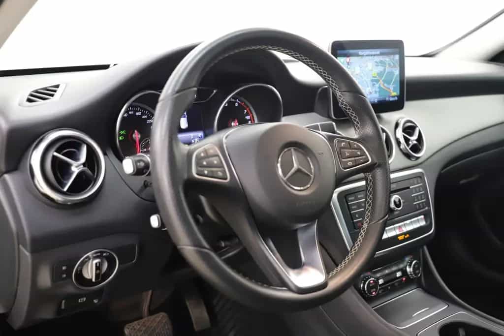 Mercedes-Benz GLA 200 156PS 7G Urban Standheizung Pano 1Hand 02/2018-photo-12