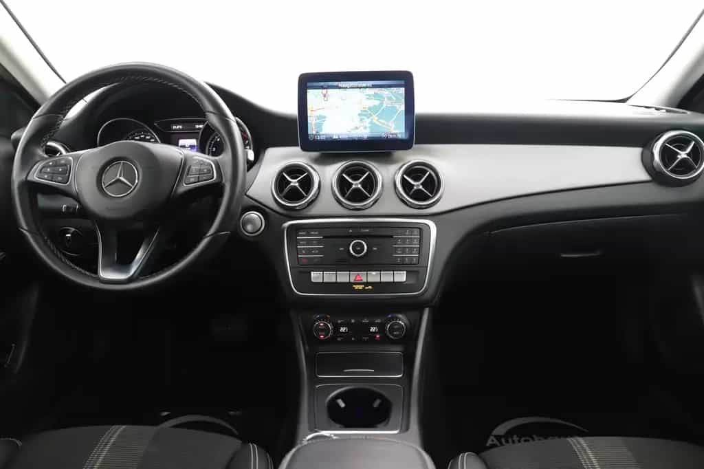 Mercedes-Benz GLA 200 156PS 7G Urban Standheizung Pano 1Hand 02/2018-photo-13