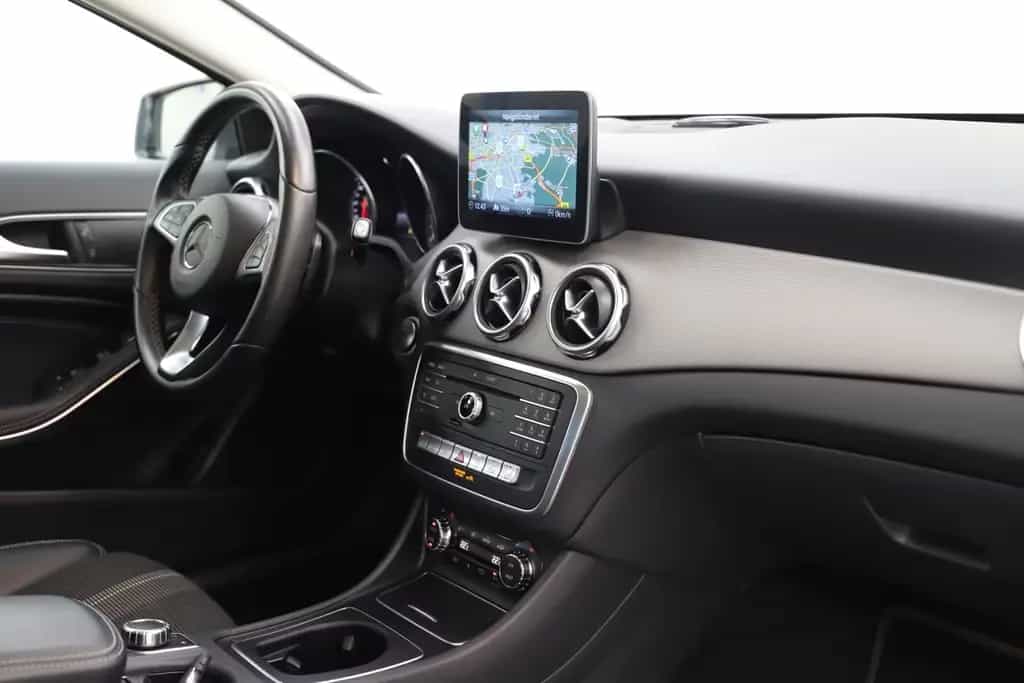 Mercedes-Benz GLA 200 156PS 7G Urban Standheizung Pano 1Hand 02/2018-photo-14