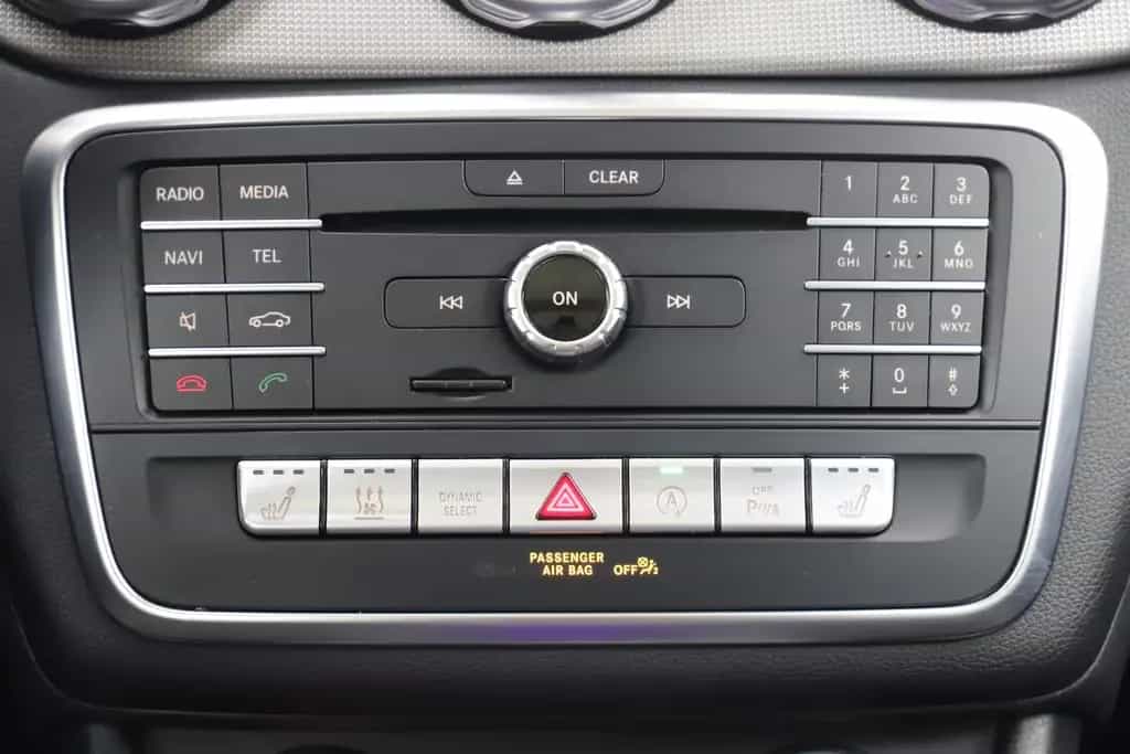 Mercedes-Benz GLA 200 156PS 7G Urban Standheizung Pano 1Hand 02/2018-photo-17