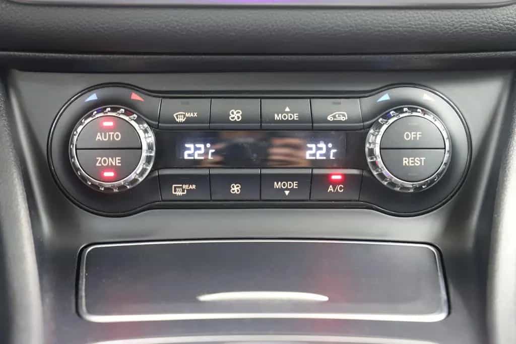 Mercedes-Benz GLA 200 156PS 7G Urban Standheizung Pano 1Hand 02/2018-photo-18