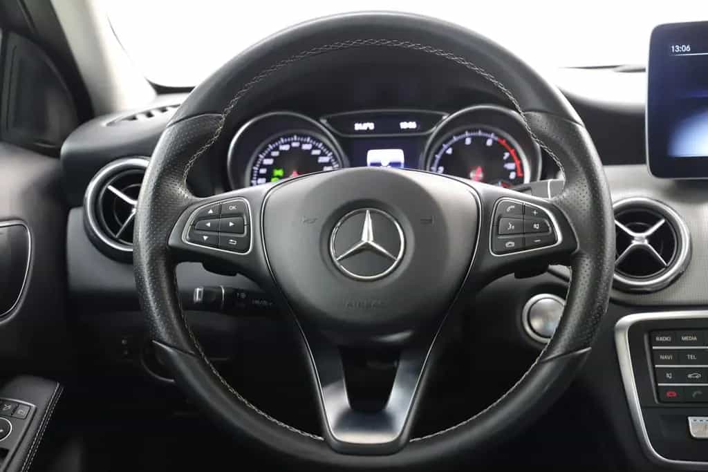 Mercedes-Benz GLA 200 156PS 7G Urban Standheizung Pano 1Hand 02/2018-photo-29