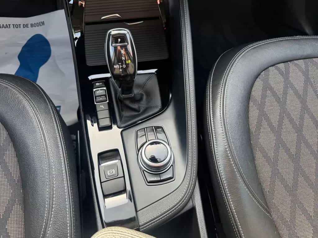 BMW X1 sDrive 20 i *XLINE*LED*NAVI*1HAND*SITZH*TÜV28 10/2017-photo-26
