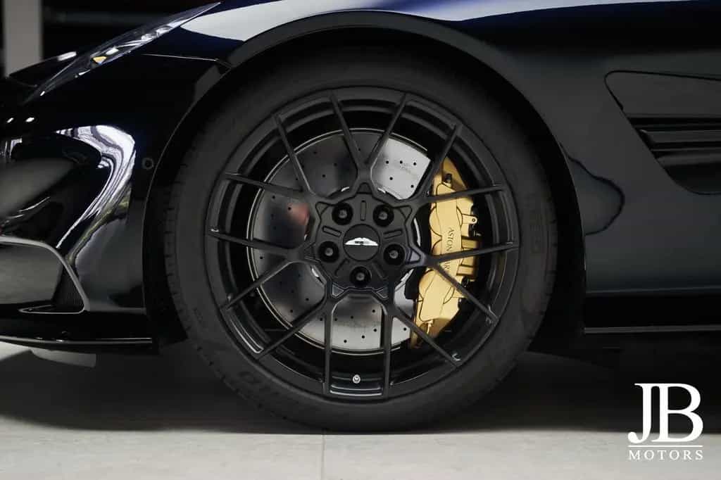 Aston Martin Vanquish V12 Carbon Titan B&W Special 09/2025-photo-8