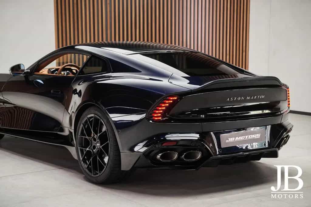Aston Martin Vanquish V12 Carbon Titan B&W Special 09/2025-photo-12