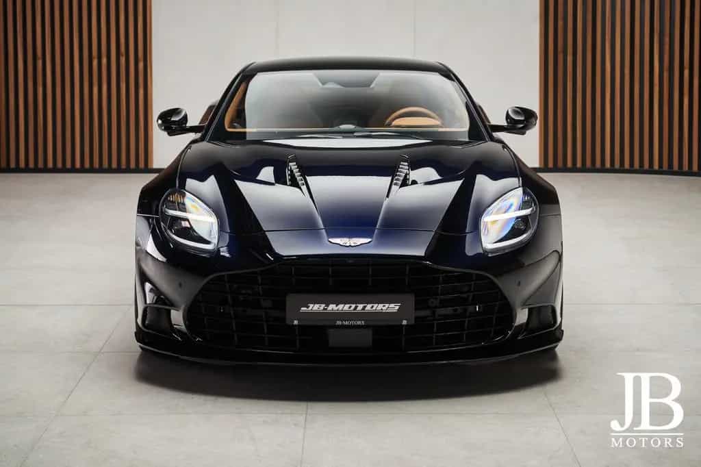 Aston Martin Vanquish V12 Carbon Titan B&W Special 09/2025-photo-3