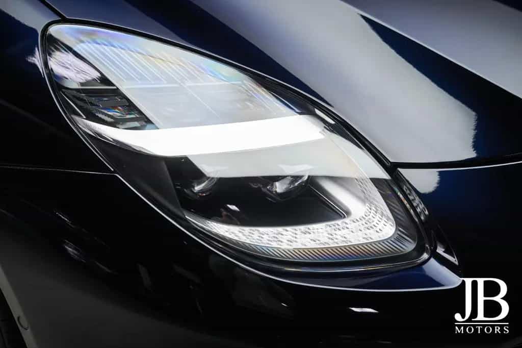 Aston Martin Vanquish V12 Carbon Titan B&W Special 09/2025-photo-4