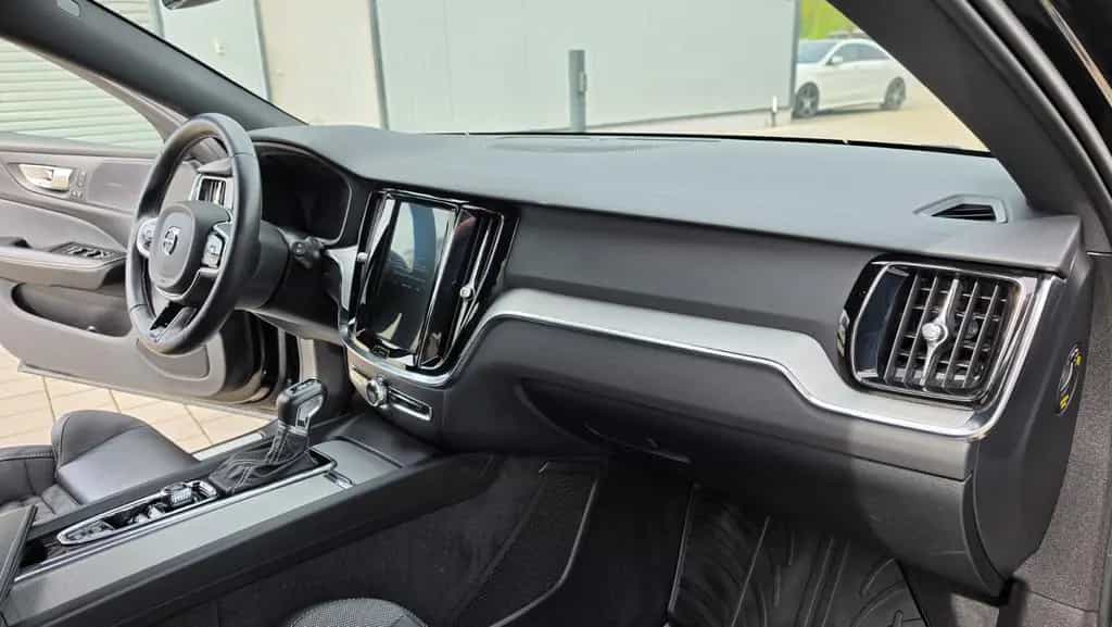 Volvo V60 Kombi R Design*Navi*RFK*19"*4xSHZ*Keyless* 12/2019-photo-18