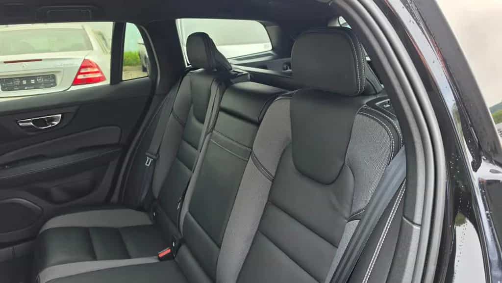 Volvo V60 Kombi R Design*Navi*RFK*19"*4xSHZ*Keyless* 12/2019-photo-21