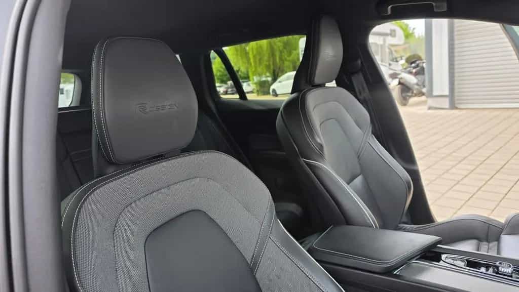Volvo V60 Kombi R Design*Navi*RFK*19"*4xSHZ*Keyless* 12/2019-photo-3