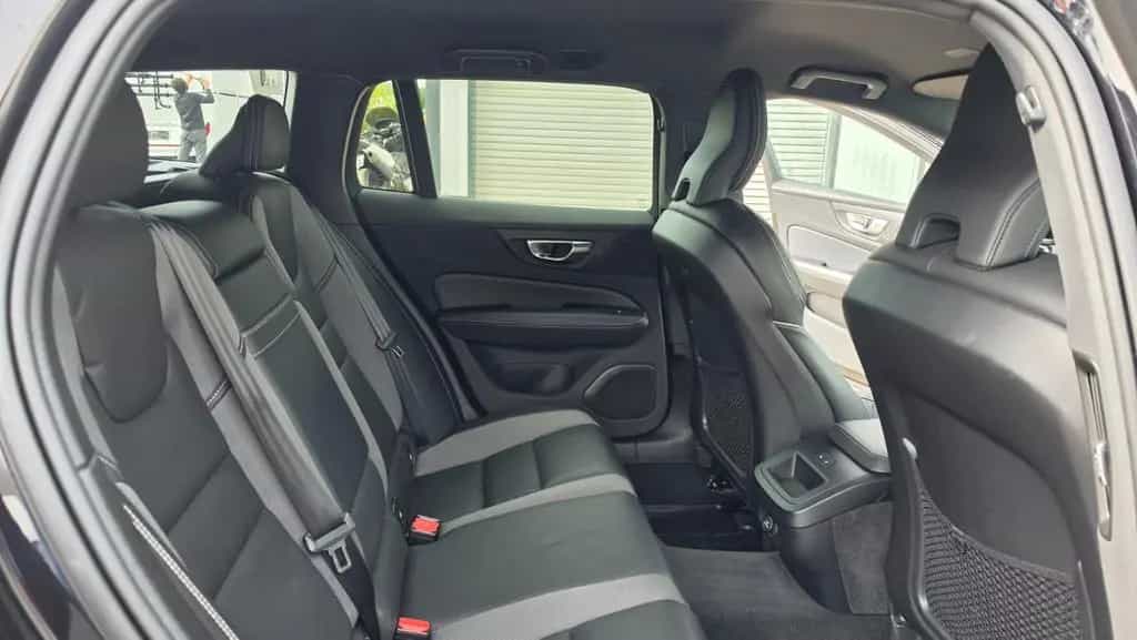 Volvo V60 Kombi R Design*Navi*RFK*19"*4xSHZ*Keyless* 12/2019-photo-5