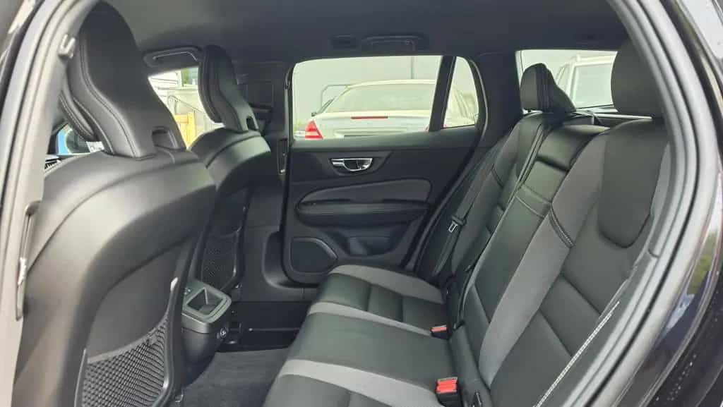 Volvo V60 Kombi R Design*Navi*RFK*19"*4xSHZ*Keyless* 12/2019-photo-9