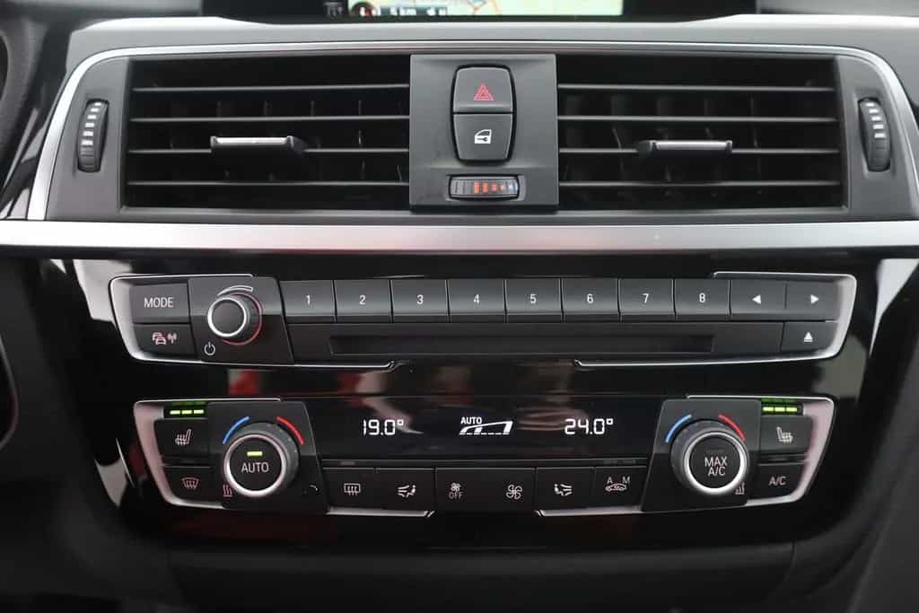 BMW 3 Series 318i Touring SportLine LED Navi Sitzheizung AHK 03/2018-photo-11