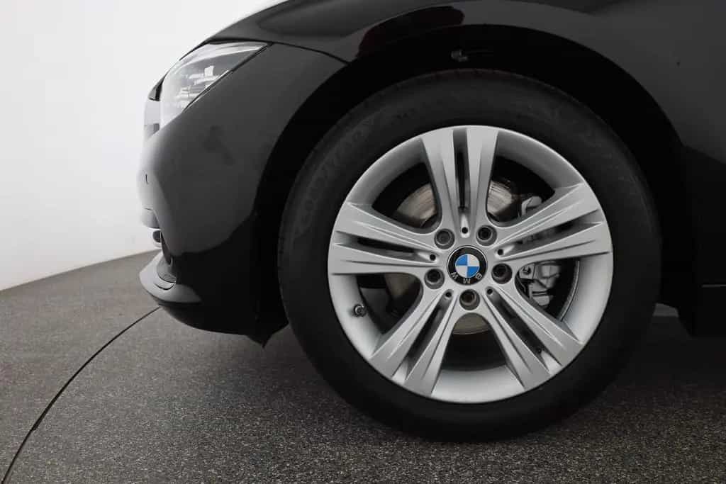 BMW 3 Series 318i Touring SportLine LED Navi Sitzheizung AHK 03/2018-photo-31