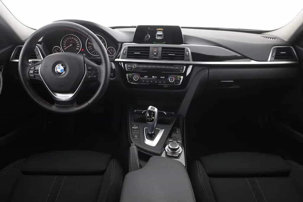 BMW 3 Series 318i Touring SportLine LED Navi Sitzheizung AHK 03/2018-photo-8